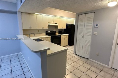 Condominio en venta en Cutler Bay, Florida, 1 dormitorio, 75.53 m2 № 2008684 - foto 2