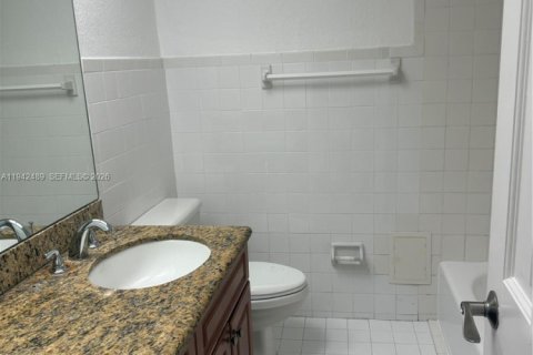Condo in Pinecrest, Florida, 2 bedrooms  № 1999334 - photo 16
