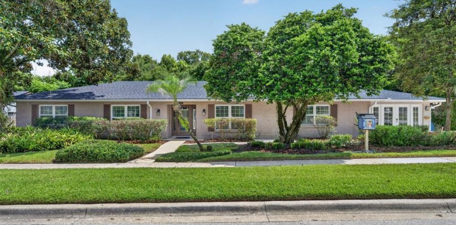 House in Maitland, Florida 5 bedrooms, 291.34 sq.m. № 2208658