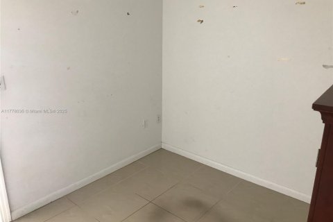 Commercial property in Miami, Florida № 1698521 - photo 9