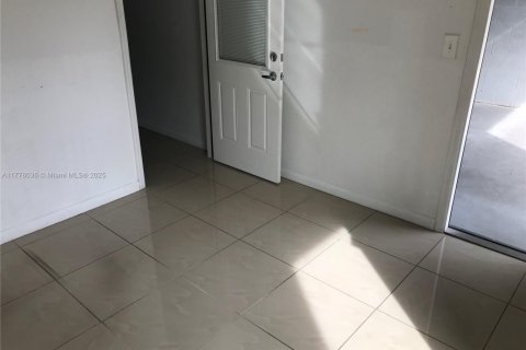 Commercial property in Miami, Florida № 1698521 - photo 12