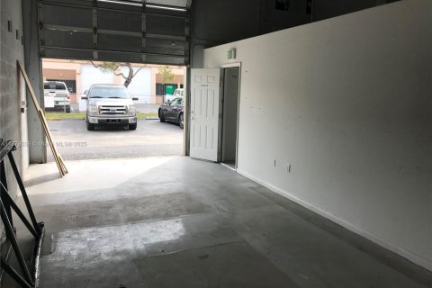 Commercial property in Miami, Florida № 1698521 - photo 5