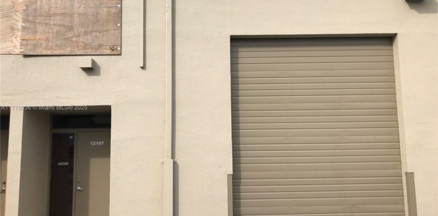 Commercial property in Miami, Florida № 1698521