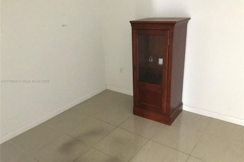 Commercial property in Miami, Florida № 1698521 - photo 10