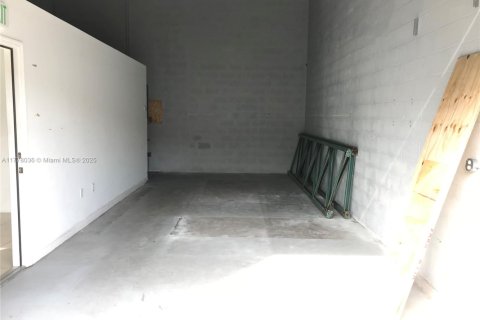 Commercial property in Miami, Florida № 1698521 - photo 8