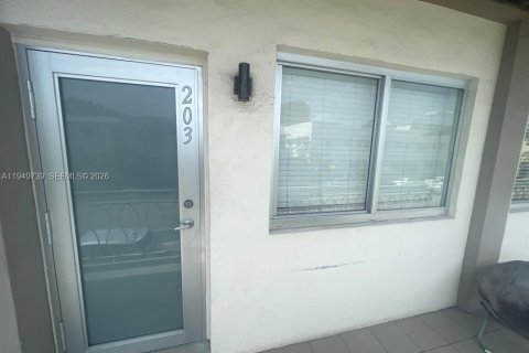 Купить кондоминиум в Майами-Бич, Флорида 1 спальня, 36.7м2, № 2005411 - фото 1