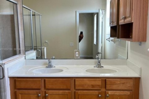 Снять в аренду квартиру в Майами, Флорида 4 спальни, № 1990609 - фото 17