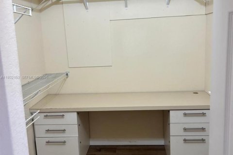 Снять в аренду квартиру в Майами, Флорида 4 спальни, № 1990609 - фото 16