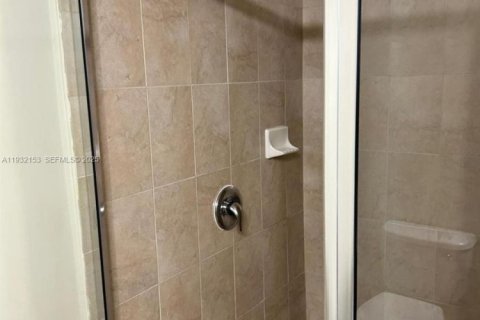 Снять в аренду квартиру в Майами, Флорида 4 спальни, № 1990609 - фото 11