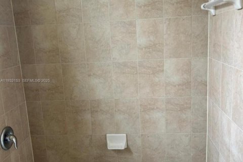 Снять в аренду квартиру в Майами, Флорида 4 спальни, № 1990609 - фото 18