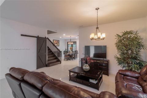 House in Miami, Florida 5 bedrooms № 1985144 - photo 2