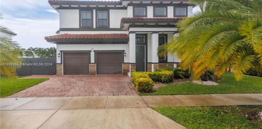 House in Miami, Florida 5 bedrooms № 1985144