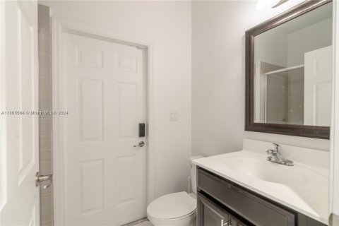 House in Miami, Florida 5 bedrooms № 1985144 - photo 10