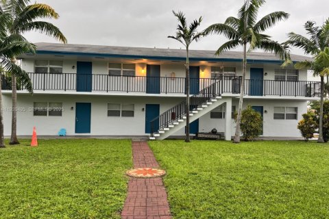 Propiedad comercial en venta en Riviera Beach, Florida, 367.89 m2 № 1990288 - foto 8