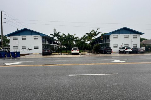 Propiedad comercial en venta en Riviera Beach, Florida, 367.89 m2 № 1990288 - foto 2