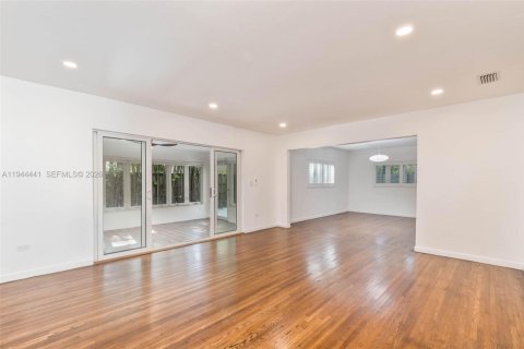 House in Miami, Florida 2 bedrooms, 166.3 sq.m. № 2001657 - photo 17