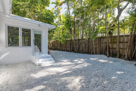 House in Miami, Florida 2 bedrooms, 166.3 sq.m. № 2001657 - photo 30