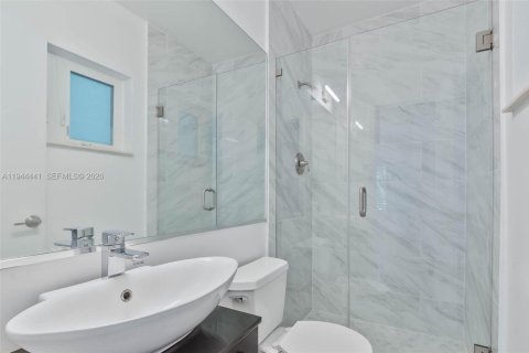 House in Miami, Florida 2 bedrooms, 166.3 sq.m. № 2001657 - photo 16