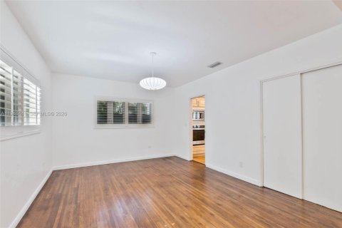 House in Miami, Florida 2 bedrooms, 166.3 sq.m. № 2001657 - photo 20