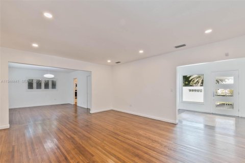House in Miami, Florida 2 bedrooms, 166.3 sq.m. № 2001657 - photo 18