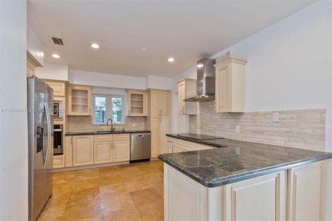 House in Miami, Florida 2 bedrooms, 166.3 sq.m. № 2001657 - photo 25