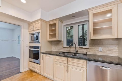 House in Miami, Florida 2 bedrooms, 166.3 sq.m. № 2001657 - photo 27