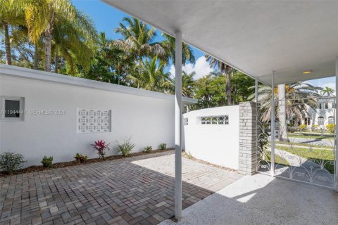 House in Miami, Florida 2 bedrooms, 166.3 sq.m. № 2001657 - photo 7