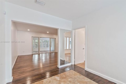 House in Miami, Florida 2 bedrooms, 166.3 sq.m. № 2001657 - photo 8