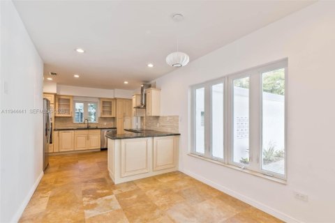 House in Miami, Florida 2 bedrooms, 166.3 sq.m. № 2001657 - photo 24