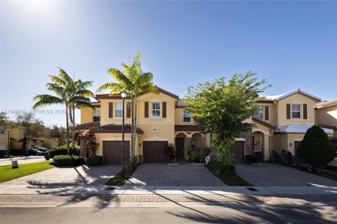 Купить таунхаус в Дорал, Флорида 3 спальни, 147.62м2, № 2006427 - фото 2