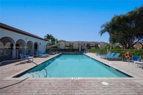 Купить таунхаус в Дорал, Флорида 3 спальни, 147.62м2, № 2006427 - фото 18