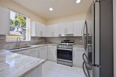 Купить таунхаус в Дорал, Флорида 3 спальни, 147.62м2, № 2006427 - фото 8