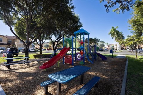 Купить таунхаус в Дорал, Флорида 3 спальни, 147.62м2, № 2006427 - фото 19