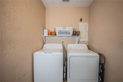House in Winter Haven, Florida 3 bedrooms, 130.43 sq.m. № 1911517 - photo 18