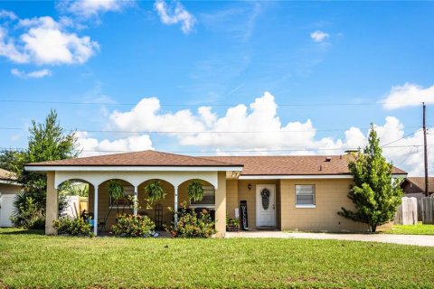 House in Winter Haven, Florida 3 bedrooms, 130.43 sq.m. № 1911517 - photo 1