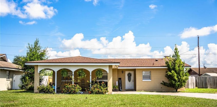 House in Winter Haven, Florida 3 bedrooms, 130.43 sq.m. № 1911517