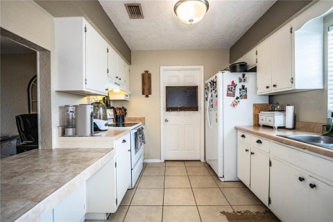 House in Winter Haven, Florida 3 bedrooms, 130.43 sq.m. № 1911517 - photo 9