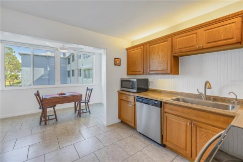Condo in Saint Petersburg, Florida, 2 bedrooms  № 1446416 - photo 11