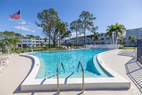 Condo in Saint Petersburg, Florida, 2 bedrooms  № 1446416 - photo 24