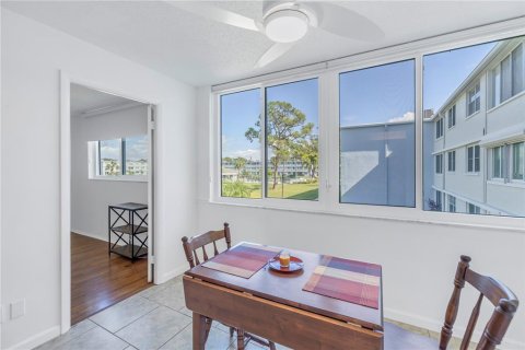 Condo in Saint Petersburg, Florida, 2 bedrooms  № 1446416 - photo 13