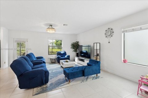 Купить виллу или дом в Уэст-Палм-Бич, Флорида 5 спален, 211.26м2, № 2057135 - фото 2