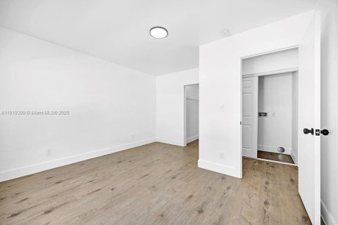House in North Miami, Florida 3 bedrooms, 119.84 sq.m. № 1779901 - photo 10