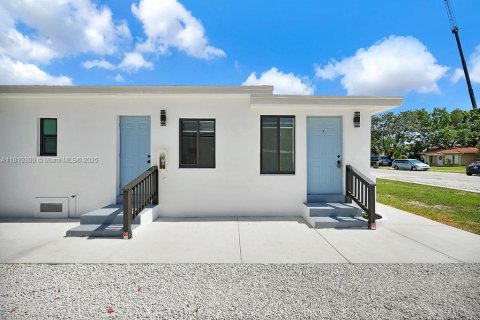 House in North Miami, Florida 3 bedrooms, 119.84 sq.m. № 1779901 - photo 4
