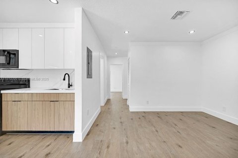 House in North Miami, Florida 3 bedrooms, 119.84 sq.m. № 1779901 - photo 19