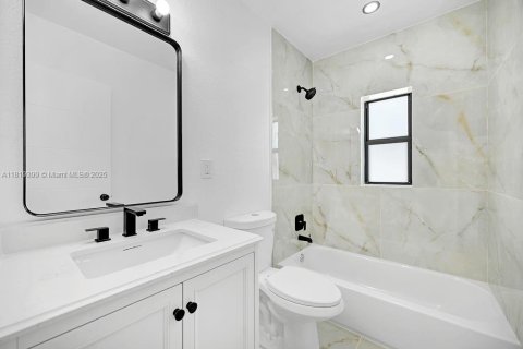 House in North Miami, Florida 3 bedrooms, 119.84 sq.m. № 1779901 - photo 7