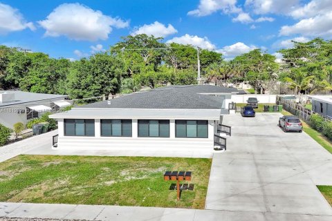 House in North Miami, Florida 3 bedrooms, 119.84 sq.m. № 1779901 - photo 1