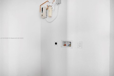 House in North Miami, Florida 3 bedrooms, 119.84 sq.m. № 1779901 - photo 6