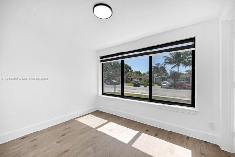 House in North Miami, Florida 3 bedrooms, 119.84 sq.m. № 1779901 - photo 5