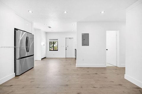 House in North Miami, Florida 3 bedrooms, 119.84 sq.m. № 1779901 - photo 14