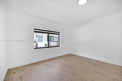 House in North Miami, Florida 3 bedrooms, 119.84 sq.m. № 1779901 - photo 13